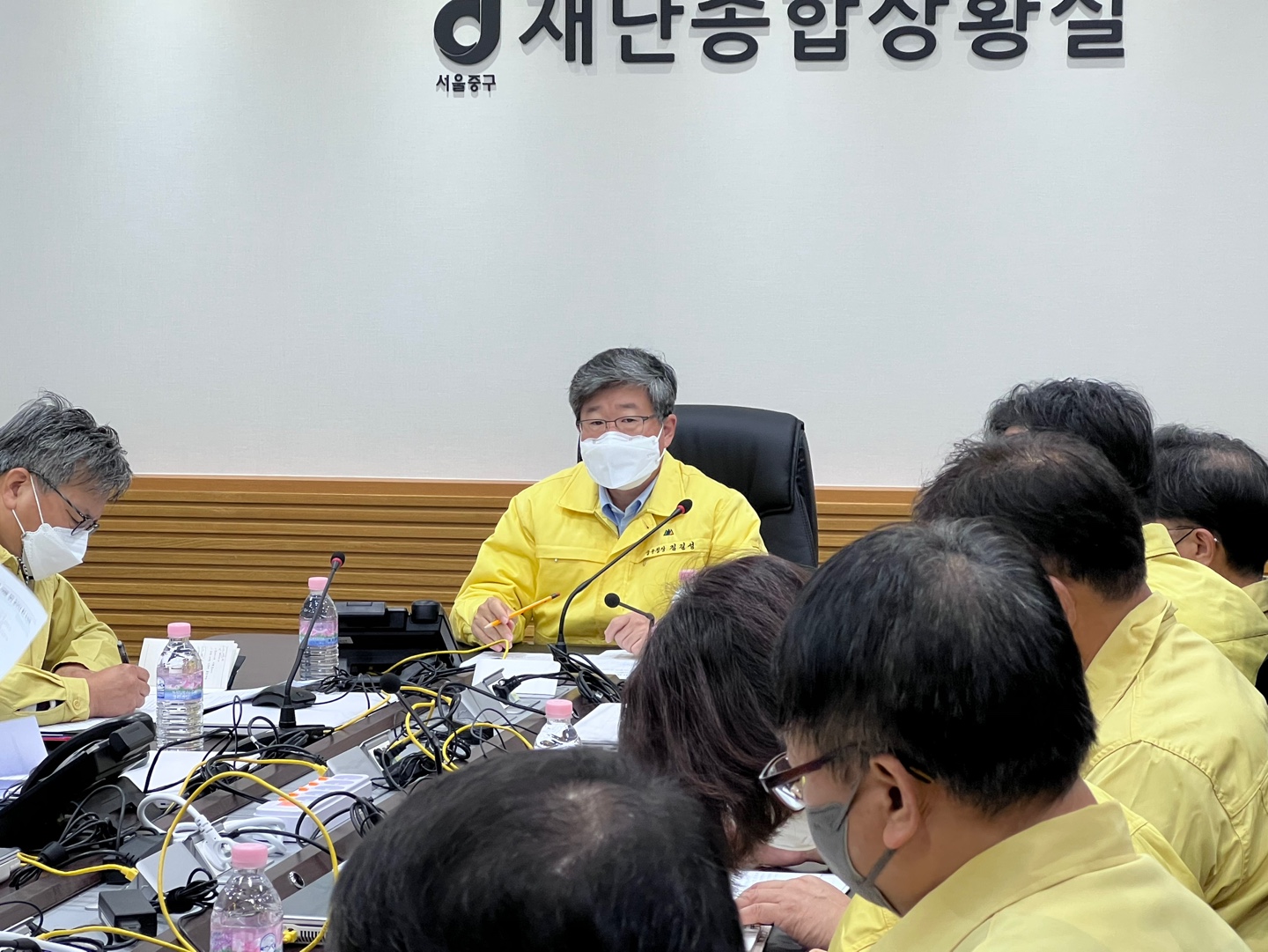 김길성(왼쪽에서 두 번째) 중구청장이 30일 오전 중구청사에서 이태원 참사와 관련해 대책회의를 열고 있다. 중구 제공