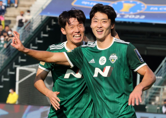 30일 전주월드컵경기장에서 열린 2022 하나원큐 FA컵 결승 2차전에서 전북 조규성이 골을 터뜨린 뒤 기뻐하고 있다.<br>전북 연합뉴스