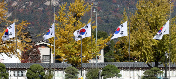 ‘이태원 핼러윈 압사 참사’에 대한 수습이 이어진 30일 서울 종로구 정부서울청사에 윤석열 대통령의 지시로 조기가 걸려 있다. <br>뉴시스