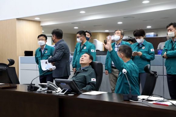 윤석열 대통령이 용산 대통령실 청사 국가위기관리센터에서 열린 긴급상황점검회의에 참석해 심각한 표정으로 보고를 받고 있는 모습. 연합뉴스