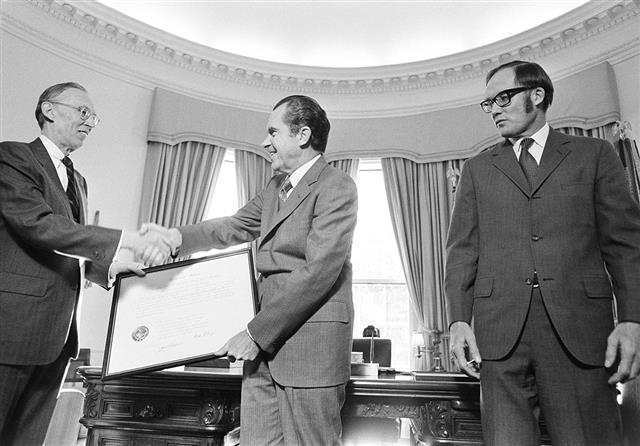 1972년 12월 닉슨 대통령과 파월 대법관, 렌퀴스트 대법관. AP
