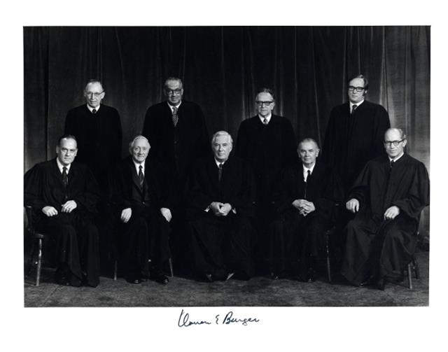 1973년 미국 대법원. 버거 대법원장과 대법관 8인. 미국 대법원