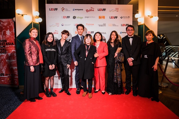 ‘서울 나잇’ 행사장에서 열린 제7회 런던아시아영화제 오프닝 갈라에 참석한 배우 이정재(왼쪽에서 네 번째), 임시완(왼쪽에서 세 번째), 이정은(오른쪽에서 네 번째)의 모습. 런던아시아영화제 제공
