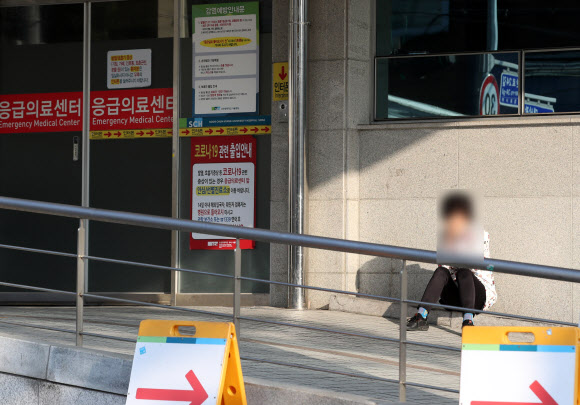 ‘핼러윈 압사 참사’ 발생 이튿날인 30일 오전 서울 용산구에 위치한 순천향대병원 응급의료센터 앞을 찾은 시민이 슬픔에 잠겨 바닥에 걸터앉아 있다.<br>뉴시스