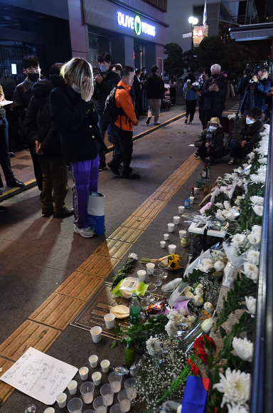 이태원역 1번 출구 추모 물결  참사 다음날인 30일 저녁 이태원역 1번 출구 인근에서 시민들이 희생자들을 추모하고 있다.<br>오장환 기자