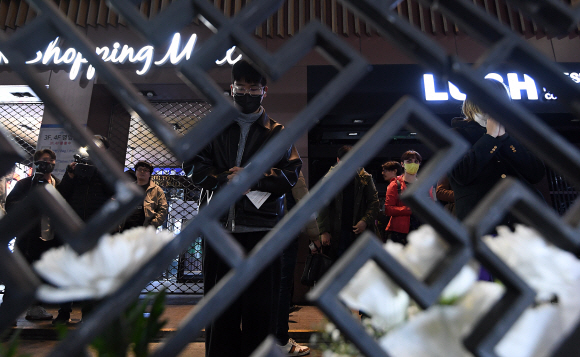 30일 저녁 서울 용산구 이태원 압사 사고 현장 인근 이태원역 1번출구 앞에서 시민들이 희생자들을 추모하고 있다. 2022.10.30 오장환 기자