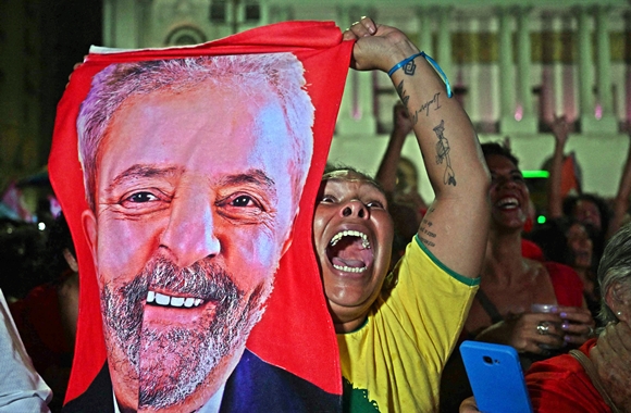 브라질 대선 결선투표가 있었던 30일(현지시간) 사회민주주의 성향의 노동자당(PT) 루이스 이나시오 룰라 다시우바(77) 후보 지지자가 그의 당선 확정을 축하하고 있다. 2022.10.30  AFP 연합뉴스