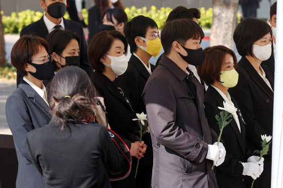 이태원 사고 사망자 합동분향소 찾은 정의당 이정미 대표