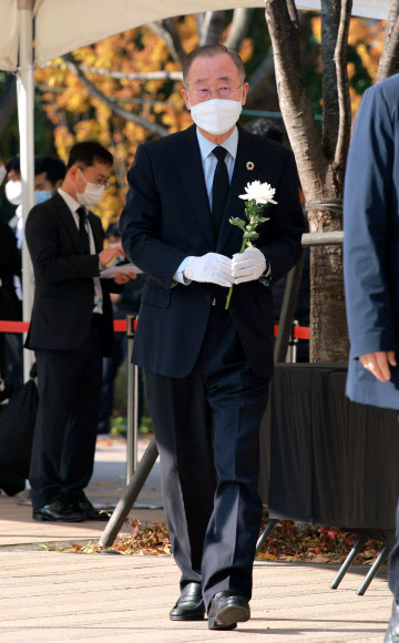 반기문 전 유엔사무총장이 31일 서울 중구 서울광장 합동분향소를 찾아 이태원 참사 희생자들을 조문하고 있다. 2022.10.31. 공동취재사진