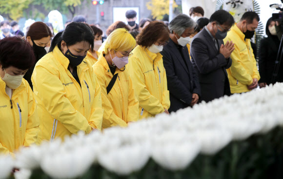 4.16세월호참사가족협의회 유가족들이 31일 오후 서울 용산구 녹사평광장에 마련된 이태원 사고 사망자 합동분향소에서 조문을 하고 있다. 2022.10.31. 뉴시스