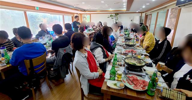서영석 더불어민주당 의원(부천 정)이 30일 경기 파주시의 한 식당에서 시도의원 및 당직자들과 술을 마시며 점심을 먹고 있다. 2022.10.31 뉴스1