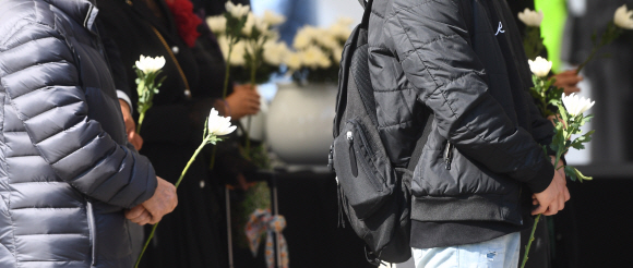 31일 시민들이 서울광장에 마련된 이태원 사고 사망자 합동분향소를 방문해 조문을 하고있다. 2022.10.31 안주영 전문기자