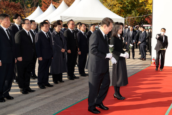 헌화하는 윤석열 대통령 내외  윤석열 대통령과 김건희 여사가 31일 오전 서울광장에 마련된 이태원 사고 사망자 합동분향소를 방문, 헌화하고 있다. 2022.10.31 연합뉴스