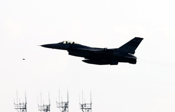 이륙하는 F-16