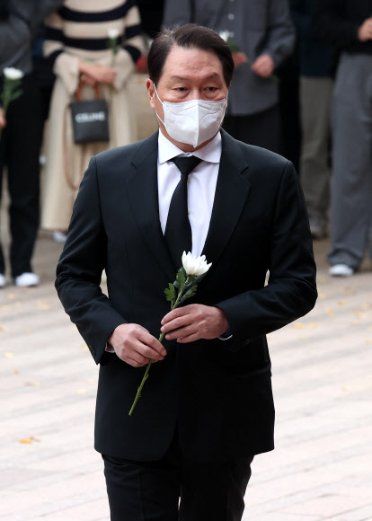 이태원 참사 합동분향소 찾은 최태원 회장