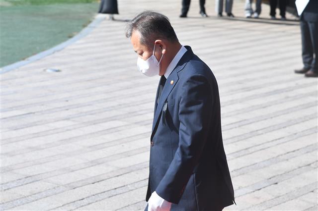이상민 행정안전부 장관이 31일 서울광장에 마련된 ‘이태원 사고 사망자 합동분향소’에서 희생자들을 추모한 뒤 돌아서고 있다. 뉴시스
