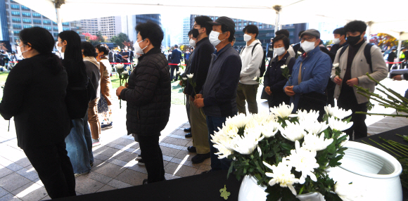 31일 시민들이 서울광장에 마련된 이태원 참사 사망자 합동분향소를 방문해 조문하고 있다. 2022.10.31 안주영 전문기자