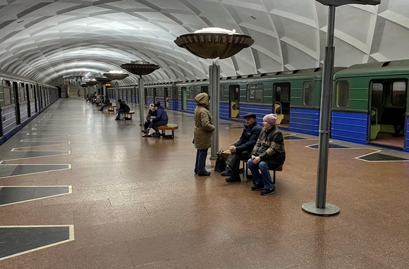 31일(현지시간) 러시아 공습으로 단전된 우크라이나 동북부 하르키우에서 주민이 지하철역에 앉아 있다. 2022.10.31  로이터 연합뉴스