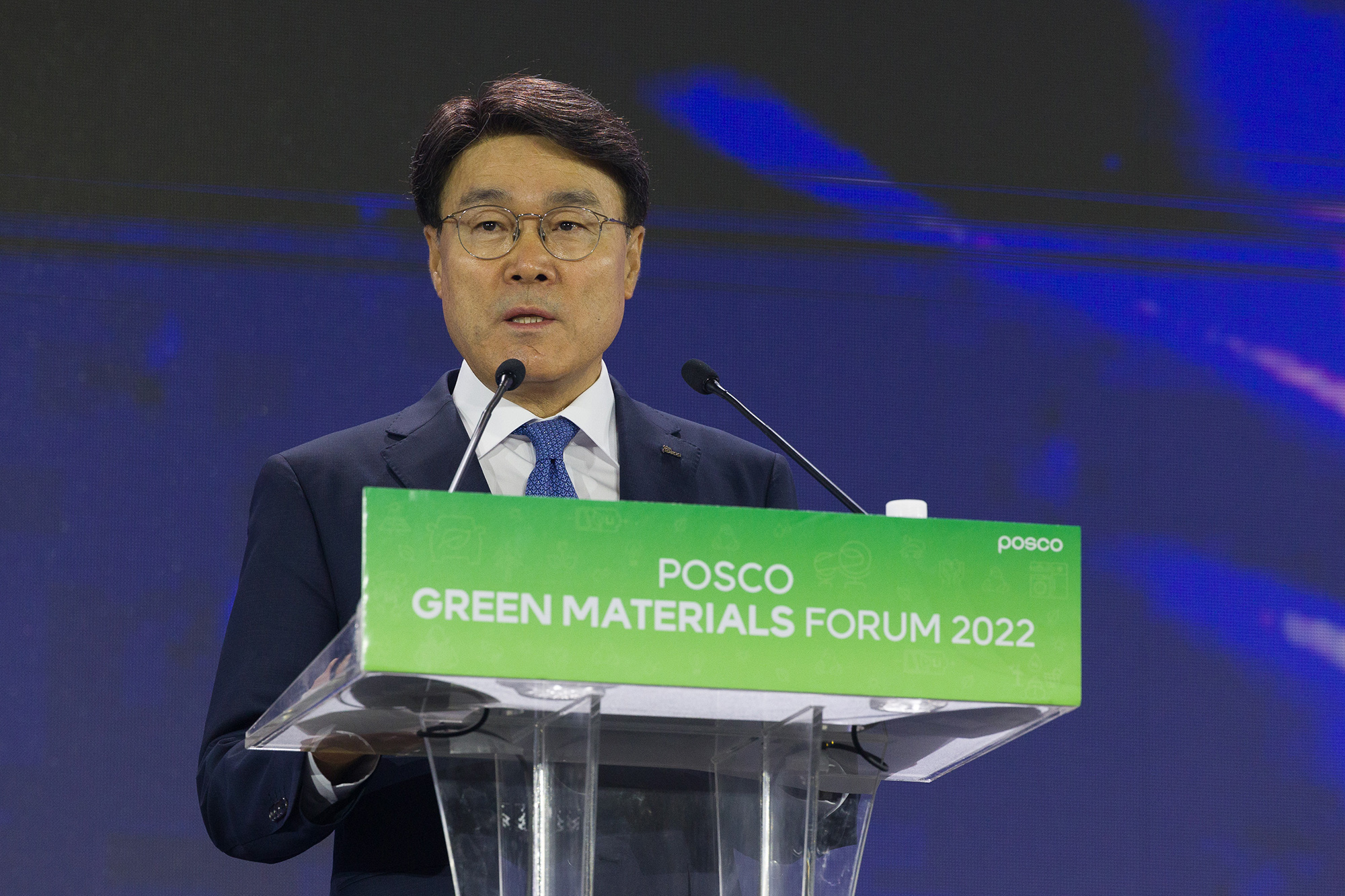 최정우 포스코그룹 회장이 1일 송도 컨벤시아에서 열린 ‘친환경소재포럼 2022’에서 기조연설을 하고 있다. 포스코 제공