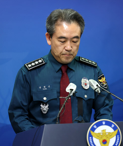 윤희근 경찰청장이 1일 서울 서대문구 경찰청에서 ‘이태원 참사’ 관련 입장 표명 후 생각에 잠겨있다. 2022.11.1  연합뉴스