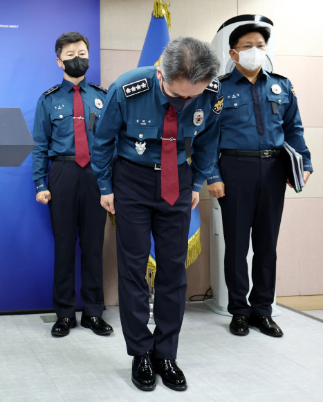 윤희근 경찰청장이 1일 서울 서대문구 경찰청에서 ‘이태원 참사’ 관련 입장을 표명을 표명하며 사과하고 있다. 2022.11.1  연합뉴스