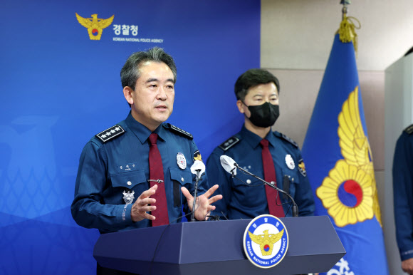 윤희근 경찰청장이 1일 서울 서대문구 경찰청에서 ‘이태원 참사’와 관련해 입장을 밝히고 있다. 2022.11.1 연합뉴스