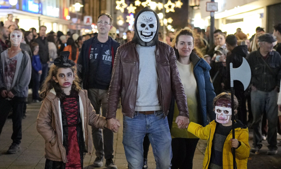 31일 월요일 독일 에센에서 열리는 연례 좀비 워크와 할로윈 퍼레이드에 참가하기 위해 한 가족이 무서운 의상을 입고 있다. AP