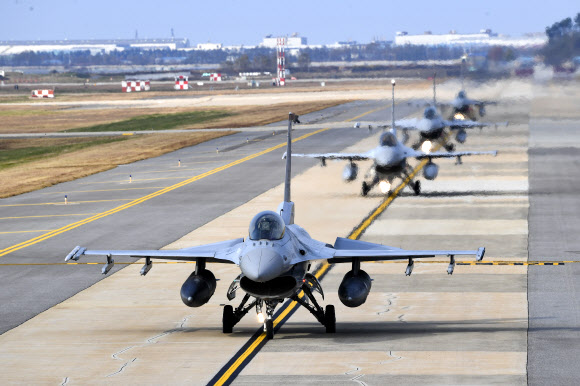 한미 공군이 지난달 31일부터 오는 4일까지 대규모 연합공중훈련 ‘비질런트 스톰(Vigilant Storm)’ 훈련을 하고 있다고 1일 밝혔다. 사진은 ‘비질런트 스톰’ 훈련에 참가한 한국 공군 KF-16 전투기가 군산기지에서 이륙을 위해 활주로로 이동하는 모습. 2022.11.1  공군 제공