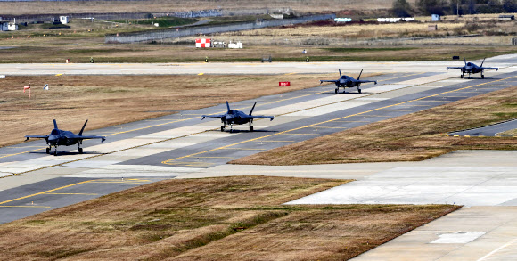 한미 공군이 지난달 31일부터 오는 4일까지 대규모 연합공중훈련 ‘비질런트 스톰(Vigilant Storm)’ 훈련을 하고 있다고 1일 밝혔다. 사진은 ‘비질런트 스톰’ 훈련에 참가한 미군 F-35B 편대가 군산기지에 착륙해 주기장으로 이동하는 모습. 2022.11.1  공군 제공