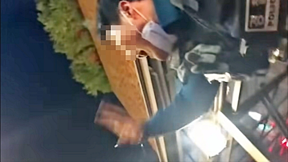 29일 이태원 참사 현장에서 시민 통행 정리를 위해 고군분투한 경찰관 모습이 공개됐다. 2022.10.31  유튜브 채널 니꼬라지TV