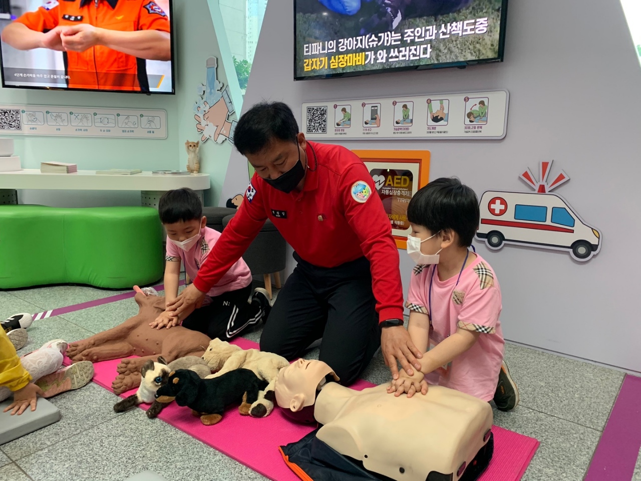 전북119안전체험관 교관이 어린이들에게 심폐소생술 교육을 하고 있다. 
