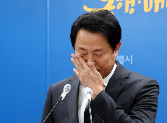 오세훈 서울시장 1일 오후 서울시청에서 이태원 사고 관련 입장 발표 중 눈물을 흘리고 있다. 2022.11.1 연합뉴스