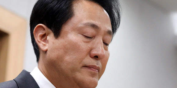 오세훈 서울시장이 1일 오후 서울 중구 서울시청 브리핑룸에서 ‘이태원 사고’관련 입장발표를 하며 눈물을 흘리고 있다. 2022.11.01. 뉴시스