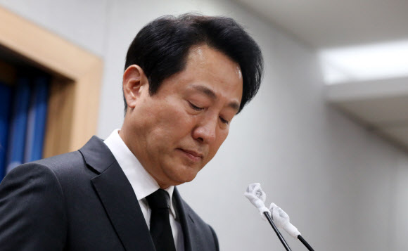 오세훈 서울시장이 1일 오후 서울 중구 서울시청 브리핑룸에서 ‘이태원 사고’관련 입장발표하며 눈물을 흘리고 있다. 2022.11.01.  뉴시스