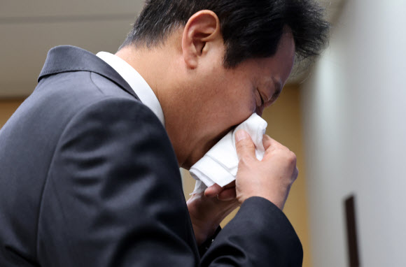 오세훈 서울시장이 1일 오후 시청에서 이태원 사고 관련 입장 발표 중 고개를 돌려 눈물을 닦고 있다. 2022.11.1  연합뉴스