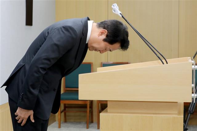 오세훈 서울시장이 1일 오후 서울시청 브리핑실에서 이태원 사고 관련 입장발표를 마친 뒤 고개숙여 인사하고 있다.  오 시장은 “시민의 생명과 안전을 책임지는 서울특별시장으로서 이번 사고에 대해 무한한 책임을 느끼며 깊은 사과의 말씀을 드린다”며 공식 사과했다. 2022.11.1 뉴스1