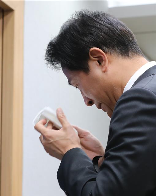 오세훈 서울시장이 1일 오후 서울시청 브리핑실에서 이태원 사고 관련 입장발표를 하던 중 등을 돌린 채 눈물을 닦고 있다.  오 시장은 “시민의 생명과 안전을 책임지는 서울특별시장으로서 이번 사고에 대해 무한한 책임을 느끼며 깊은 사과의 말씀을 드린다”며 공식 사과했다. 2022.11.1 뉴스1