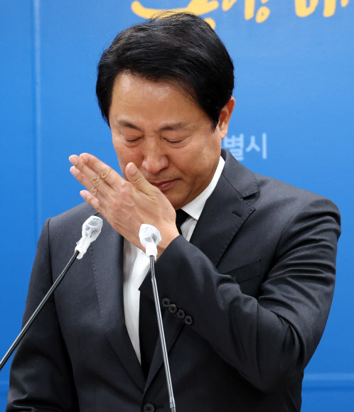 오세훈 서울시장이 1일 오후 시청에서 이태원 사고 관련 입장 발표 중 눈물을 흘리고 있다. 2022.11.1  연합뉴스
