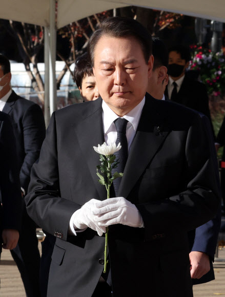 윤석열 대통령이 2일 오전 서울광장에 마련된 이태원 사고 사망자 합동분향소를 방문, 헌화를 위해 이동하고 있다. 2022.11.2  연합뉴스