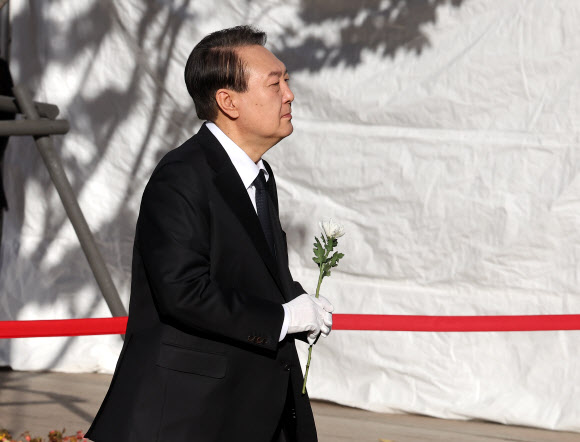 윤석열 대통령이 2일 오전 서울광장 이태원 사고 사망자 합동 분향소를 찾아 조문하고 있다. 2022.11.2  연합뉴스