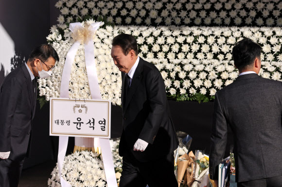 윤석열 대통령이 2일 오전 서울광장 이태원 사고 사망자 합동 분향소를 찾아 조문하고 있다. 2022.11.2  연합뉴스