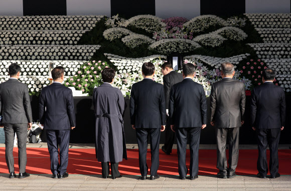 윤석열 대통령, 이상민 행정안전부 장관을 비롯한 정부 관계자 등이 2일 오전 서울광장 이태원 사고 사망자 합동 분향소를 찾아 조문하고 있다. 2022.11.2  연합뉴스