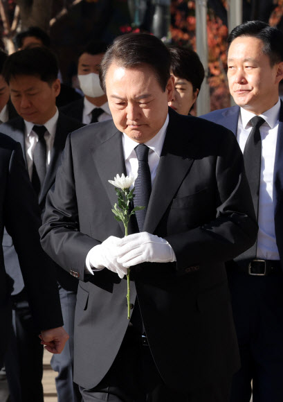 윤석열 대통령이 2일 오전 서울광장에 마련된 이태원 사고 사망자 합동분향소를 방문, 헌화를 위해 이동하고 있다. 2022.11.2  연합뉴스
