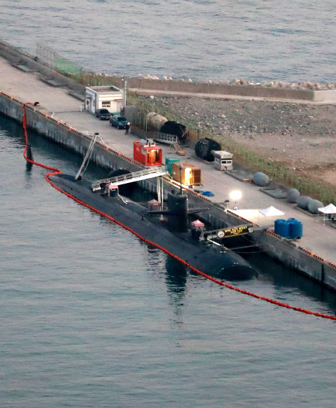 1일 오후 부산작전기지에 미 핵추진 잠수함 USS 키웨스트(SSN722)가 입항해 있다. 미 국방부는 USS 키웨스트가 지난 31일 부산항에 입항했다고 이날 밝혔다. 미측은 고도의 은밀성이 핵심인 잠수함 전력은 노출하지 않는 것이 통상적이지만, 키웨스트함의 부산 입항 사실은 공개함으로써 무력 도발 수위를 높여가는 북한에 경고를 보낸 것으로 해석된다. 2022.11.1  연합뉴스