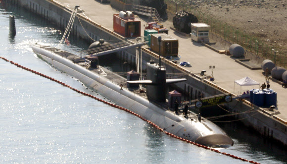 2일 부산 해군작전사령부 작전기지에 미 핵추진 잠수함 USS 키웨스트(SSN722)가 입항해 있다. 미측은 고도의 은밀성이 핵심인 잠수함 전력은 노출하지 않는 것이 통상적이지만, 키웨스트함의 부산 입항 사실은 공개함으로써 무력 도발 수위를 높여가는 북한에 경고를 보낸 것으로 해석된다. 2022.11.2  연합뉴스