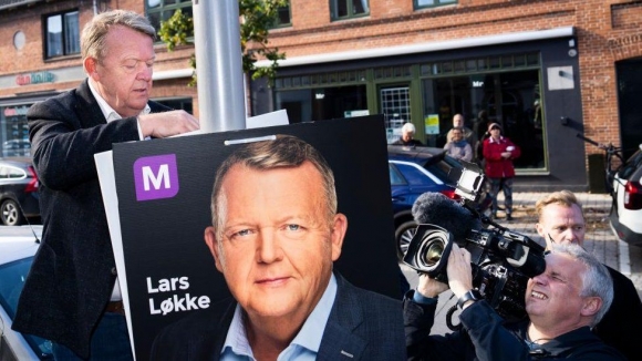 덴마크의 신생 정당 온건당 당수 라르스 로케 라스무센이 지난달 8일(현지시간) 하슬레브의 중심가에서 선거 포스터를 들여다보고 있다.<br>EPA 자료사진<br>