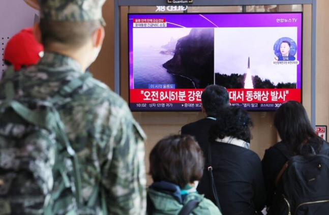 2일 오전 서울역에서 시민들이 북한 탄도미사일 발사 관련 뉴스를 보고 있다. 연합뉴스