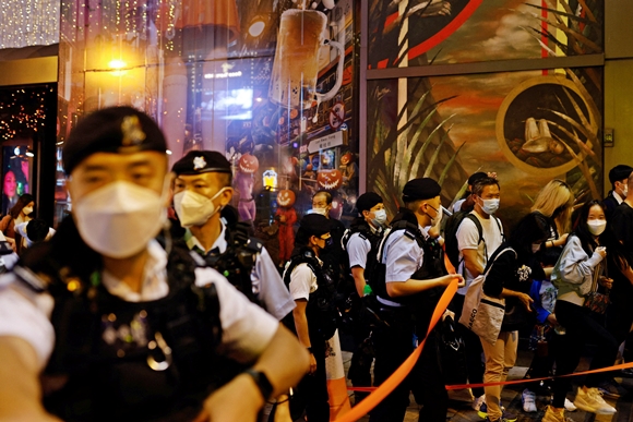 31일(현지시간) 홍콩 최대 번화가인 란콰이퐁에서 현지 경찰이 핼러윈 축제 인파를 통제하고 있다. 2022.10.31  로이터 연합뉴스