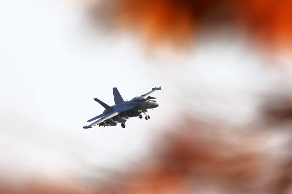 한미 공군의 대규모 연합공중훈련 ‘비질런트 스톰’ 훈련이 진행 중인 2일 오후 경기도 오산시 주한미공군 오산기지에 전자전기 EA-18 그라울러가 착륙하고 있다. 북한은 2일 분단 이후 처음으로 동해상 북방한계선(NLL) 이남 우리 영해 근처로 탄도미사일 도발을 감행했으며, 이날에만 10여 발의 각종 미사일을 발사했다. 2022.11.2  연합뉴스