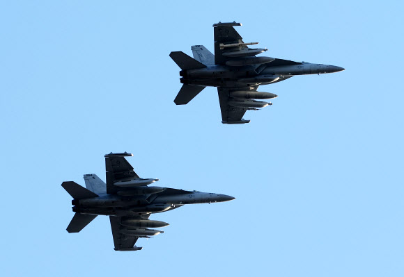 한미 공군의 대규모 연합공중훈련 ‘비질런트 스톰’ 훈련이 진행 중인 2일 오후 경기도 오산시 주한미공군 오산기지에 전자전기 EA-18 그라울러가 비행하고 있다. 북한은 2일 분단 이후 처음으로 동해상 북방한계선(NLL) 이남 우리 영해 근처로 탄도미사일 도발을 감행했으며, 이날에만 10여 발의 각종 미사일을 발사했다. 2022.11.2  연합뉴스